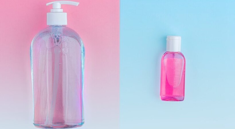 Um frasco de álcool gel azul e outro pequeno frasco de álcool gel rosa