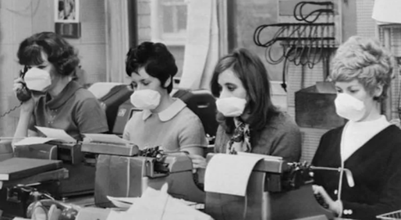 Mulheres trabalhando e usando máscara sobre nariz e boca na época da gripe de Hong Kong.